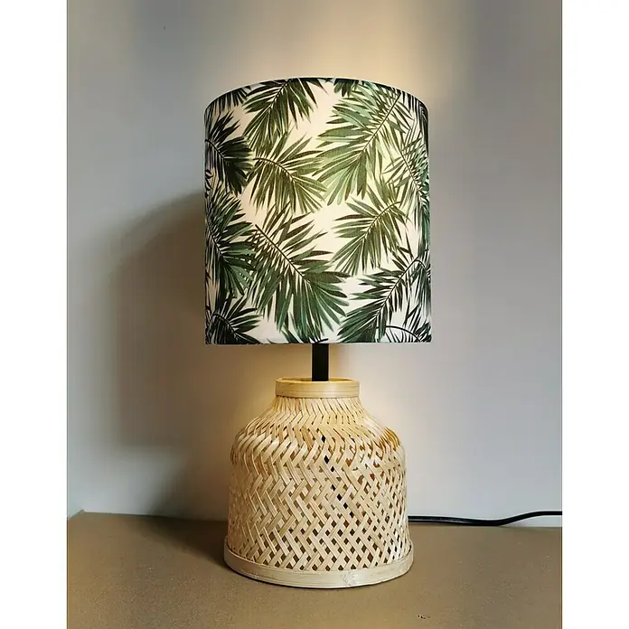 Idp Lampshades Lámpara de sobremesa Miley - 40 W, L x An x Al: 17 x 17 x 33 cm, Natural, Verde, E27 - Elegante lámpara de mesa con pantalla de hojas tropicales y base de madera clara trenzada. Diseño luminoso que añade calidez a cualquier espacio.