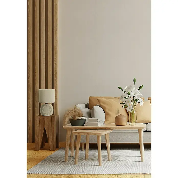 Idp Lampshades Lámpara de sobremesa Constance - 40 W, L x An x Al: 21 x 21 x 33 cm, Beige, E14 - Un primer plano de una elegante sala de estar que muestra un sofá, mesas de madera, una lámpara y elementos decorativos.