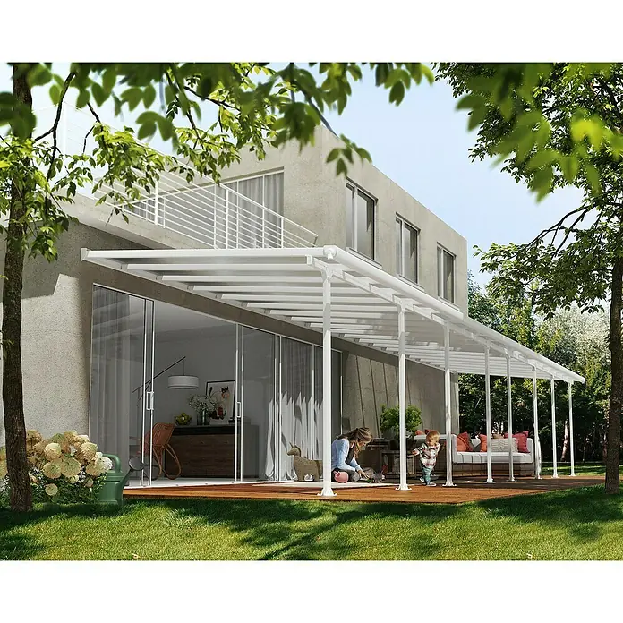 Solid Elements Terrassenüberdachung Martina - B x T: 1.092 x 300 cm, Verkehrsweiß, Polycarbonat, Transparent - Das Bild zeigt eine Terrassenüberdachung mit einer Familie, die sich auf der Terrasse entspannt. Die Überdachung schützt vor Sonne und Regen.