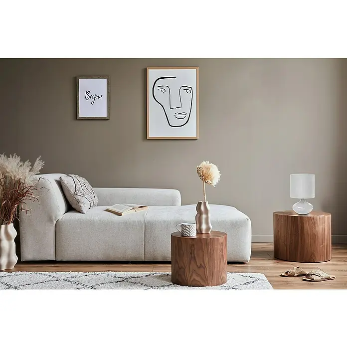 Idp Lampshades Lámpara de sobremesa Alizee - 40 W, L x An x Al: 15 x 15 x 24,5 cm, Blanco, E14 - Interior de sala de estar con un sofá claro, dos mesas redondas de madera y obras de arte decorativas en la pared para un ambiente moderno.