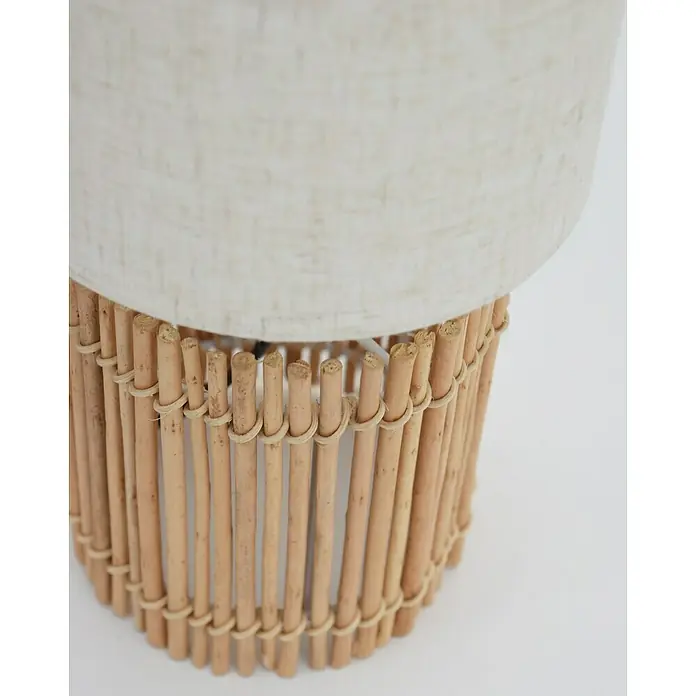 Idp Lampshades Lámpara de sobremesa Bocage - 40 W, L x An x Al: 15 x 15 x 31 cm, Natural, Blanco, E27 - Primer plano de una lámpara de mesa con una pantalla de tela y una base de bambú, creando un ambiente natural y acogedor.