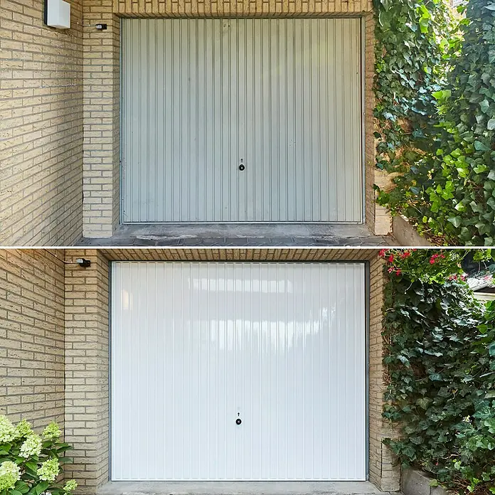 swingcolor Weißlack Kunstharz - Weiß, Hochglänzend, 750 ml, Lösemittelbasiert - Vorher-Nachher-Aufnahme eines Garagentors, das von einem verblichenen Grau in ein strahlendes Weiß umgewandelt wurde.