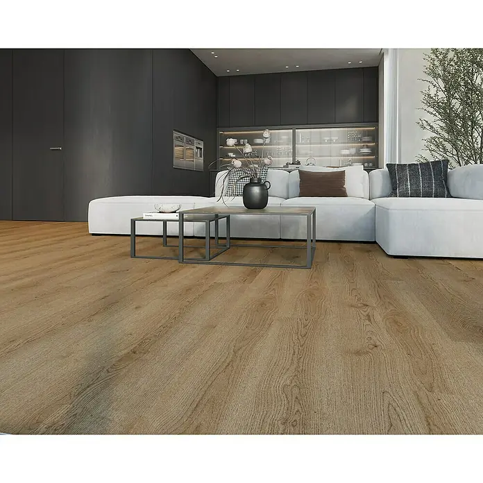 LOGOCLIC Laminado Roble Jerez - 1.200 x 196 x 10 mm, Roble, AC5 - Esta imagen muestra un espacio habitable moderno con un sofá luminoso, mesas de centro y un piso de madera marrón claro que irradia calidez y elegancia.