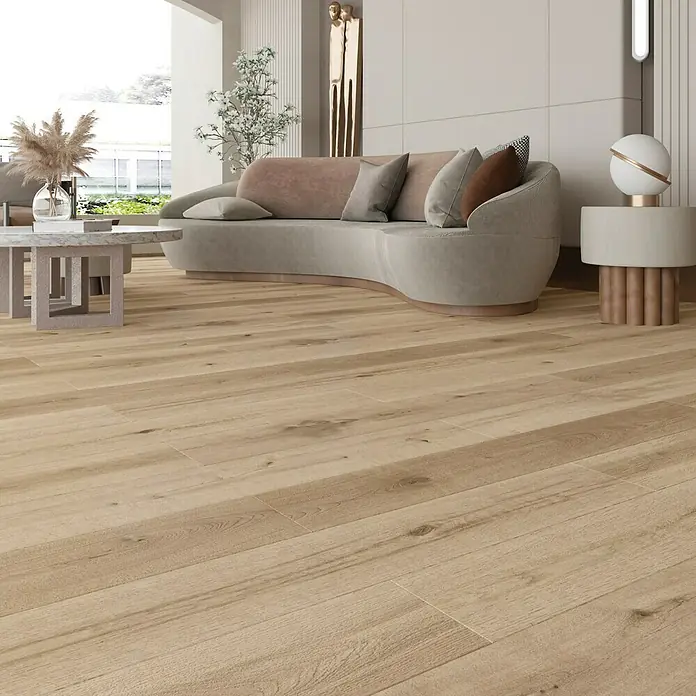 LOGOCLIC Laminado Roble Salvaje - 1.200 x 196 x 10 mm, Roble, AC5 - Interior con suelo de madera clara, elegante sofá y mesa de mármol, creando un ambiente cálido y acogedor.