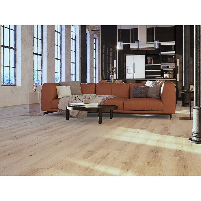 LOGOCLIC Laminado Roble Harlem - 1.200 x 196 x 8 mm, Roble, AC5 - Acogedora sala de estar con un cómodo sofá naranja como pieza central. Los pisos de madera clara y las grandes ventanas crean un ambiente aireado.