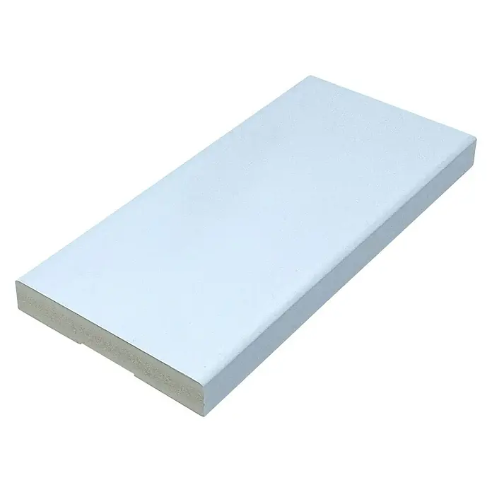 Rufete Tapeta Lacada - WPC, 225 cm x 70 mm, 12 mm, Blanco, Lacado - Primer plano de un panel aislante blanco, perfecto para proyectos de construcción o aislamiento, sobre fondo negro.