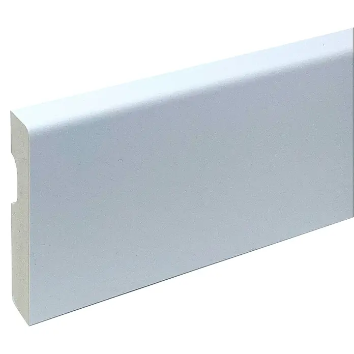 Rufete Rodapié WPC antihumedad - 224 cm x 14 mm x 80 mm, MDF/WPC - Detalle de un rodapié blanco, un elemento típico del diseño de interiores que crea una transición limpia entre la pared y el suelo.