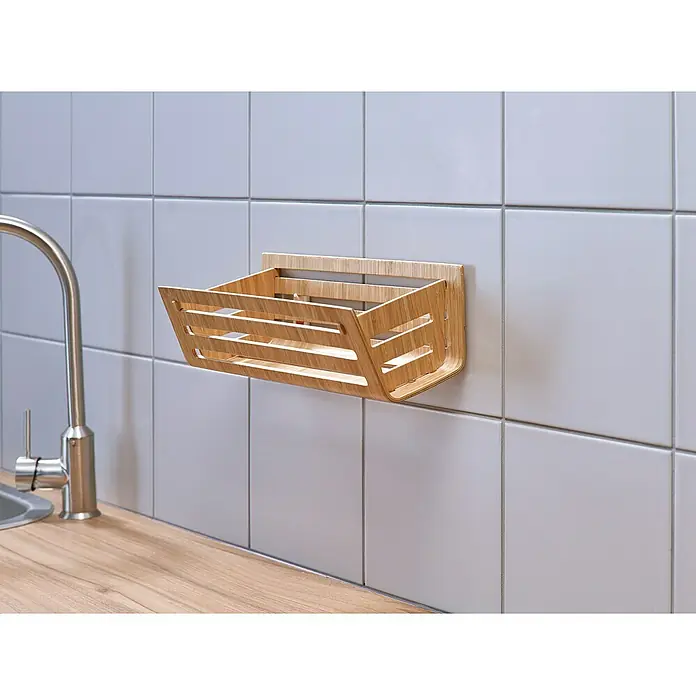 Tesa Verstellbarer Klebenagel - Geeignet für: Fliesen, Belastbarkeit: 3 kg, 2 Stk., Weiß - Wandmontierter Bambuskorb im Badezimmer. Der Korb hat ein offenes Design mit horizontalen Streifen.