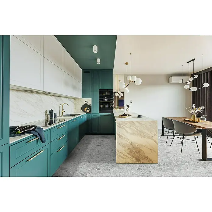 Allure Suelo vinílico SPC Silver Corinto - 610 x 305 x 5,2 mm, Gris, Resistente al agua - La imagen muestra una cocina moderna con gabinetes bajos verde menta y gabinetes altos blancos. Una isla de cocina con aspecto de mármol sirve como elemento central.