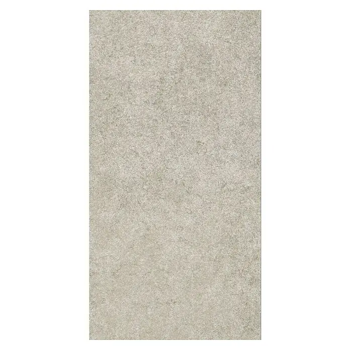 Allure Suelo vinílico SPC Chalkstone Wren - 914 x 457 x 6,5 mm, Gris, Resistente al agua - Primer plano de una baldosa de porcelana gris claro de gran formato con una textura fina. Ideal para espacios residenciales y comerciales modernos.