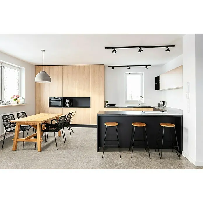 Allure Suelo vinílico SPC Chalkstone Wren - 914 x 457 x 6,5 mm, Gris, Resistente al agua - Esta moderna cocina cuenta con una barra americana con taburetes, una mesa de comedor con sillas y elementos de madera para un ambiente cálido.
