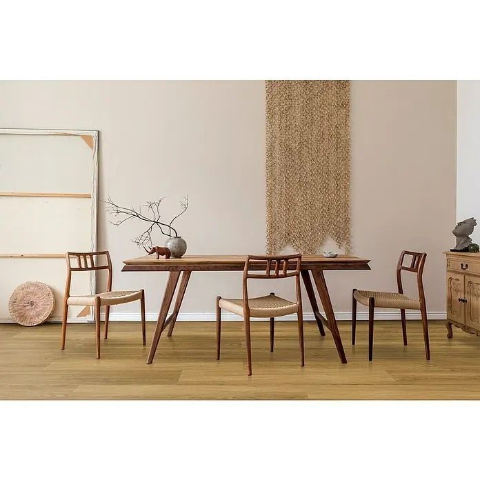 Allure Suelo vinílico SPC Como Cantu - 1.220 x 226 x 6,5 mm, Marrón, Resistente al agua - Ambiente con mesa de comedor de madera y sillas con asientos de mimbre en un comedor elegante. La decoración minimalista crea un ambiente sereno.
