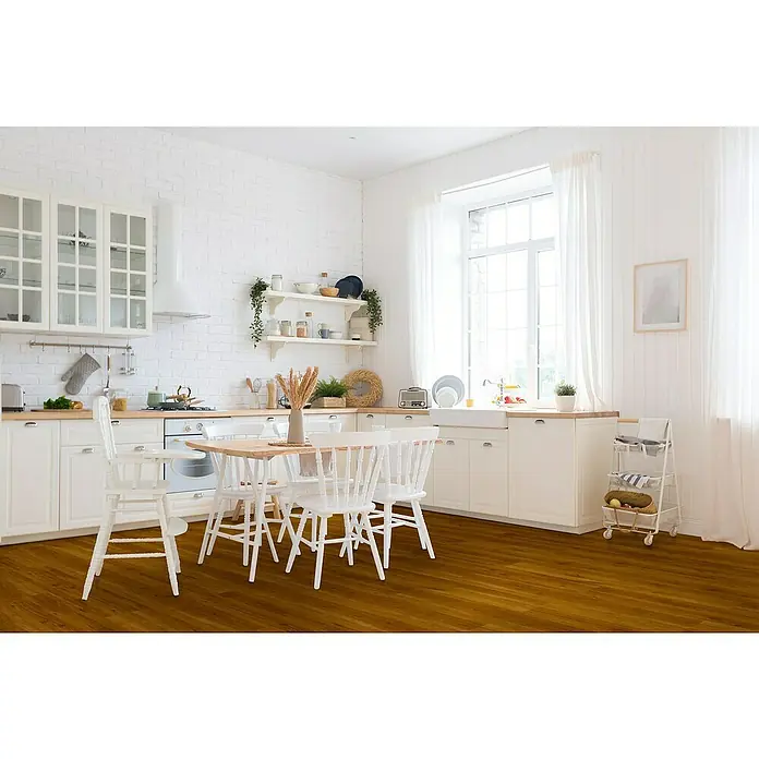 Allure Suelo vinílico SPC Markham Dark - 1.220 x 226 x 6,5 mm, Marrón, Resistente al agua - Acogedora cocina con suelos de madera. El suelo de madera cálida proporciona un hermoso contraste con los muebles y las paredes blancas.