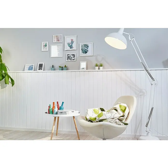 swingcolor Weißlack Acryl - Weiß, Glänzend, 125 ml, Wasserbasiert - Wohnzimmer-Szene mit einem weißen Sessel, einer Stehlampe und einem kleinen Tisch mit bunten Vasen, die eine moderne und gemütliche Atmosphäre schafft.