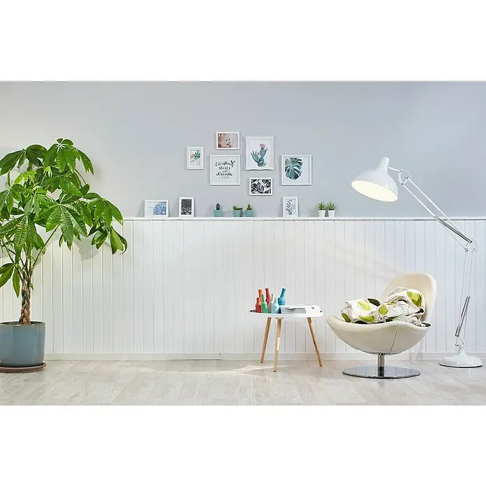 swingcolor Weißlack Acryl - Weiß, Glänzend, 125 ml, Wasserbasiert - Eine helle, moderne Leseecke mit einem bequemen Sessel, einer Stehlampe und einem kleinen Tisch, dekoriert mit Zimmerpflanzen und Bildern.