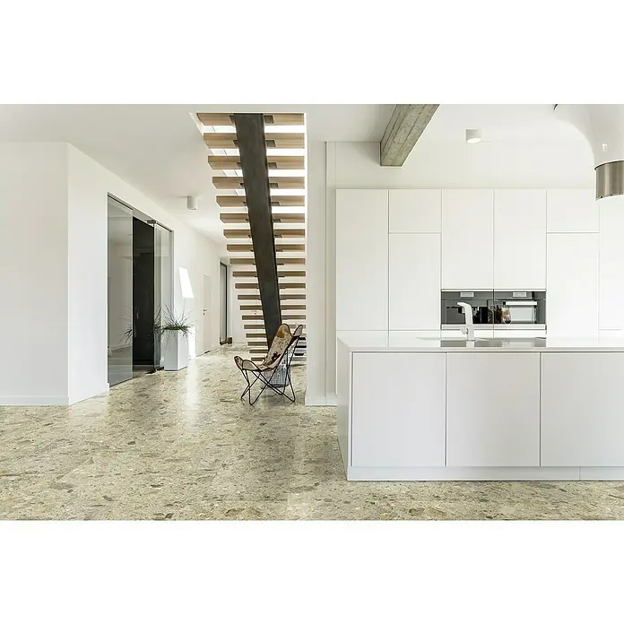 Allure Suelo vinílico SPC Ecru Corinto - 610 x 305 x 5,2 mm, Beige, Resistente al agua - Un interior moderno presenta una elegante isla de cocina y una escalera con escalones de madera, añadiendo un toque elegante.