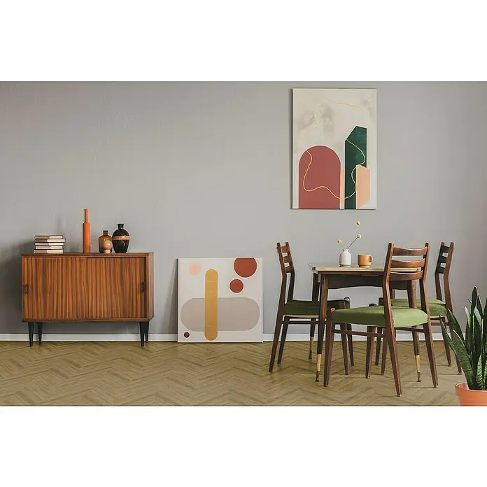 Allure Suelo vinílico SPC Amsterdam Natural - 710 x 120 x 5,5 mm, Marrón, Resistente al agua - Elegante comedor con armario de madera, pinturas abstractas, mesa de comedor con sillas y planta de interior.