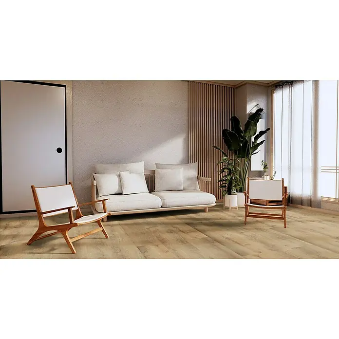 Rodapié Beech Natural - 2,2 m x 13 mm x 90 mm - La imagen muestra una sala de estar moderna con un suelo de madera clara, un sofá blanco, un sillón y plantas de interior. El mobiliario es elegante y minimalista.