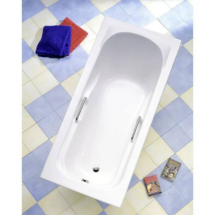 Ottofond Badewanne Suez - 170 x 80 cm, Sanitäracryl, Weiß - Eine moderne, rechteckige Badewanne mit Haltegriffen, umgeben von blauen und gelben Fliesen, Handtüchern und Harry-Potter-Büchern.