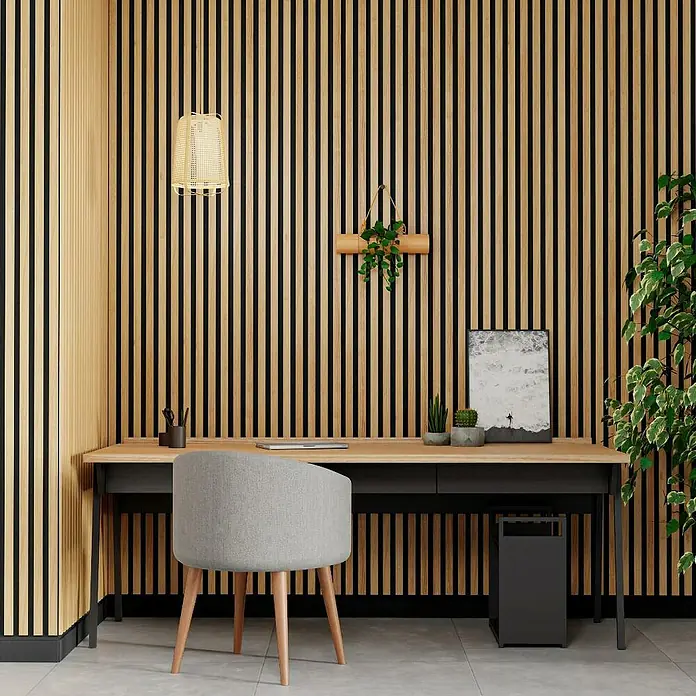 b!design Wandpaneel Wall Smart Plus - Eiche Hellbraun, 2.500 x 300 mm - Elegantes Arbeitszimmer mit einem modernen Schreibtisch aus Holz, einem stilvollen grauen Stuhl und dekorativen Elementen an der Wand.