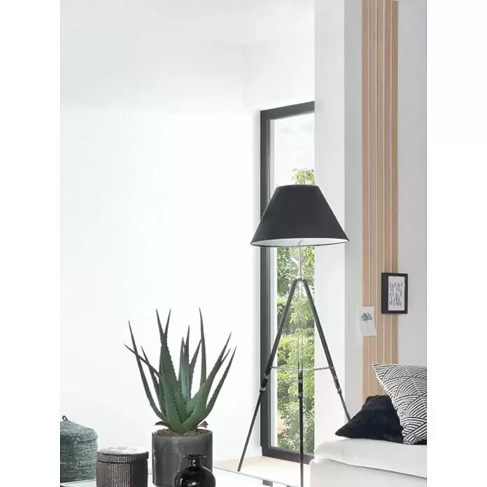 b!design Wandpaneel Wall Smart - Eiche Hellbraun, 2.500 x 35 x 9 mm - Große künstliche Aloe Vera Pflanze mit grünen Blättern in grauem Topf, dekoriert ein modernes Wohnzimmer.