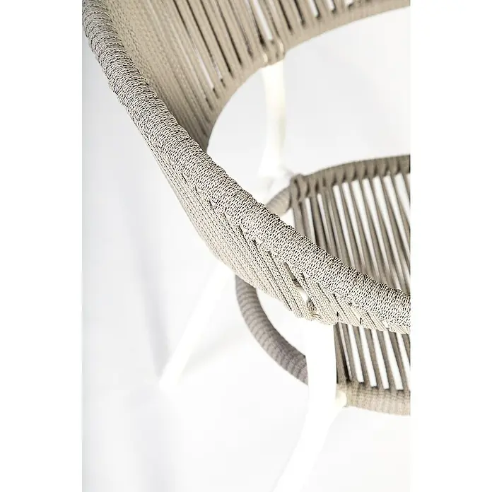 Silla de jardín Melk - 56 x 57 x 80 cm, Beige, Cuerda, Apilable - Primer plano de una elegante silla de exterior con tejido de cuerda gris y estructura blanca, combinando confort y estilo para tu espacio exterior.