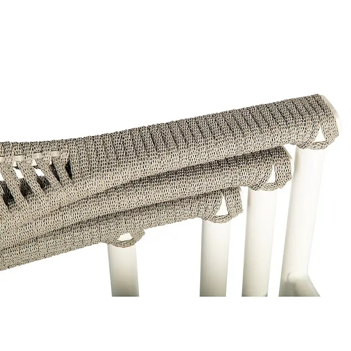 Silla de jardín Melk - 56 x 57 x 80 cm, Beige, Cuerda, Apilable - Primer plano de una silla que muestra su elegante diseño tejido y marco blanco, destacando la fina artesanía.
