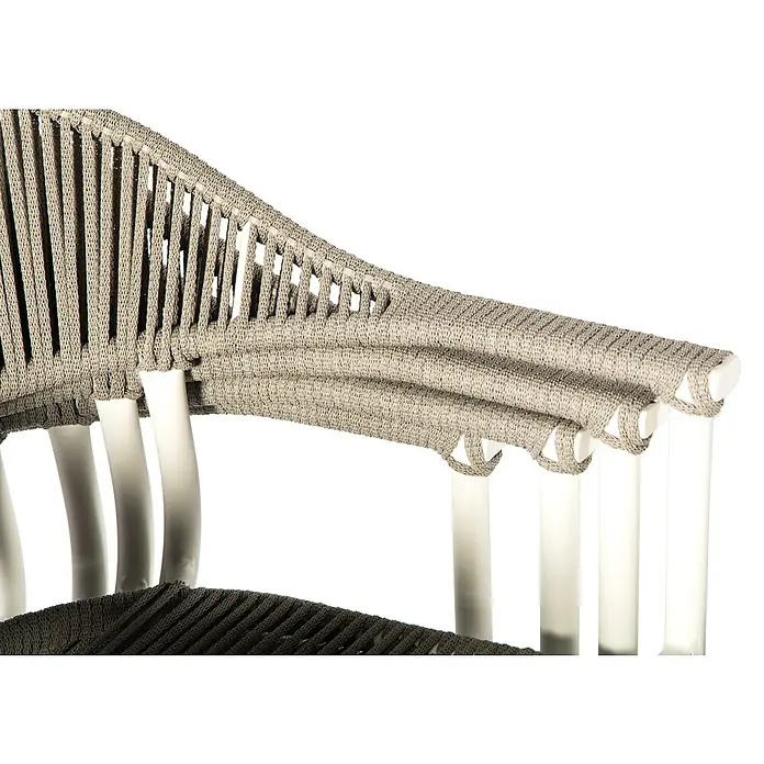 Silla de jardín Melk - 56 x 57 x 80 cm, Beige, Cuerda, Apilable - Detalle de una silla de mimbre con detalles tejidos y acentos blancos. El diseño claro añade un toque moderno a la silla.