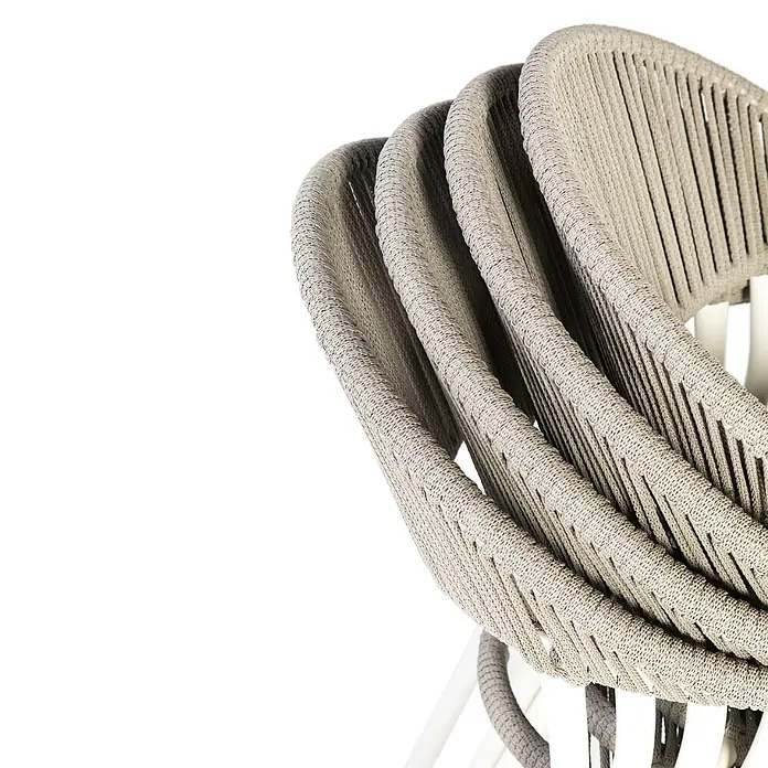 Silla de jardín Melk - 56 x 57 x 80 cm, Beige, Cuerda, Apilable - Primer plano de sillas apilables de color gris claro. Las sillas son de cuerda y tienen un diseño moderno.
