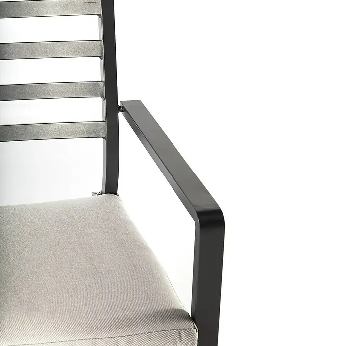 Silla de jardín Galilee - 64 x 56 x 85 cm, Antracita, Aluminio, Apilable - Primer plano de una silla con un cojín gris, un reposabrazos negro y un diseño posterior con listones.