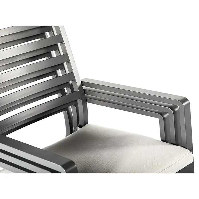 Silla de jardín Galilee - 64 x 56 x 85 cm, Antracita, Aluminio, Apilable - Primer plano de una elegante silla de exterior gris con un diseño moderno y cómodos cojines de asiento.