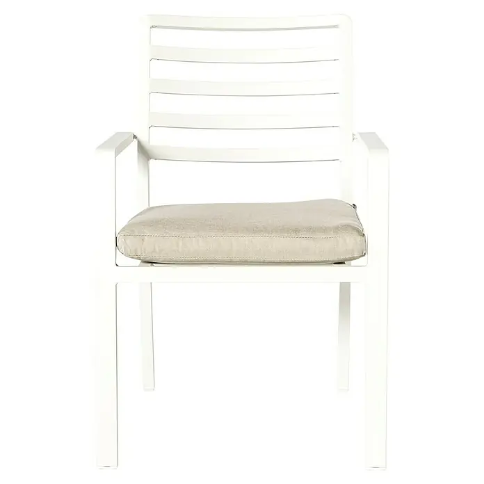 Silla de jardín Galilee - 64 x 56 x 85 cm, Blanco, Aluminio, Apilable - Imagen de una silla blanca con reposabrazos y cojín beige. La silla tiene un diseño de listones en el respaldo.