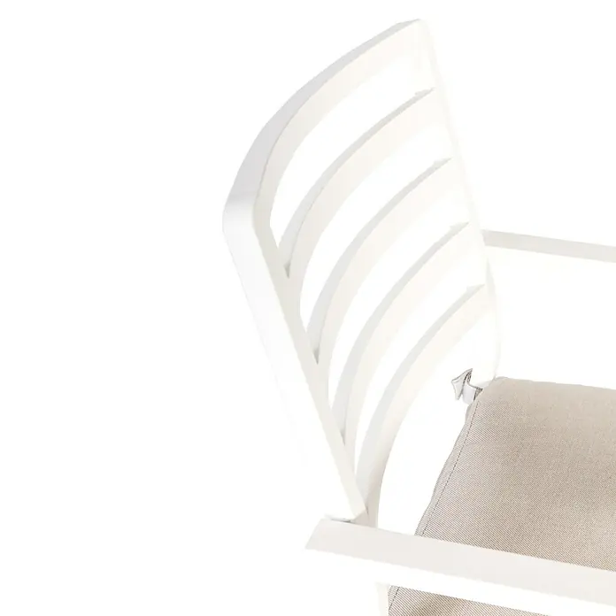 Silla de jardín Galilee - 64 x 56 x 85 cm, Blanco, Aluminio, Apilable - Primer plano de una silla de jardín blanca con un cómodo cojín gris y un diseño elegante y moderno para relajarse al aire libre.