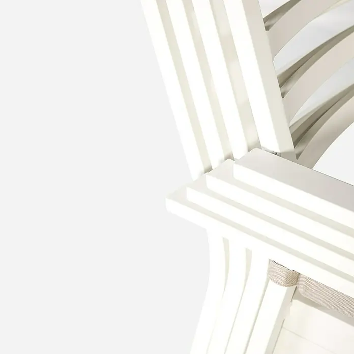 Silla de jardín Galilee - 64 x 56 x 85 cm, Blanco, Aluminio, Apilable - Primer plano de una silla de jardín blanca con diseño de listones y tela beige claro. Centrado en el material y la construcción.