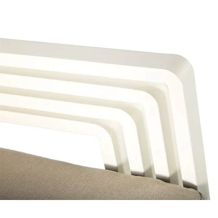 Silla de jardín Galilee - 64 x 56 x 85 cm, Blanco, Aluminio, Apilable - Primer plano de una moderna butaca de salón blanca con un cojín beige, que ofrece confort y estilo para relajarse al aire libre.