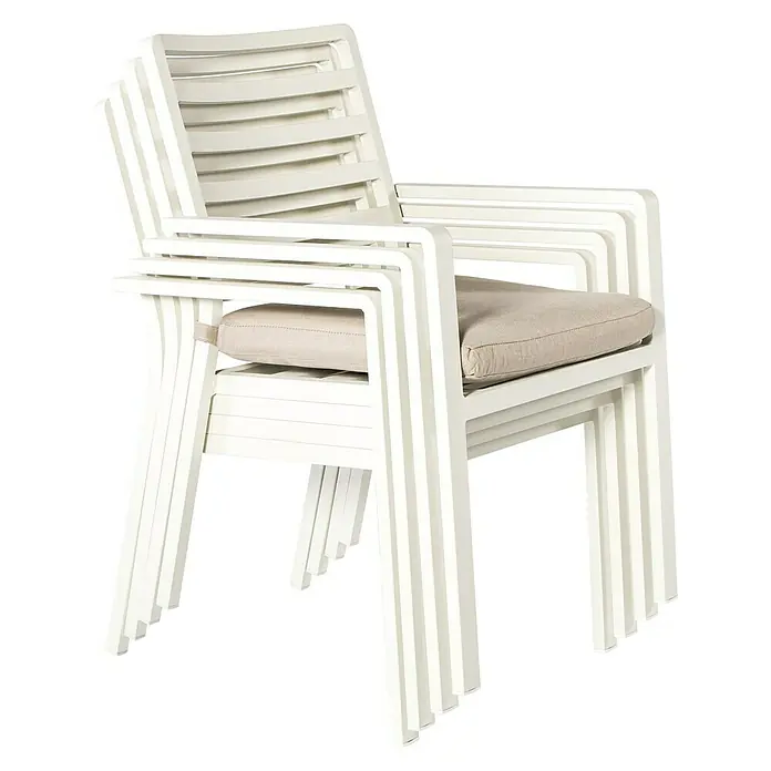 Silla de jardín Galilee - 64 x 56 x 85 cm, Blanco, Aluminio, Apilable - Una pila de sillas de patio de plástico blanco con reposabrazos y cojines de asiento beige sobre un fondo negro.