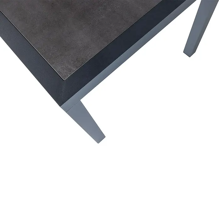 Mesa de jardín Mistral - L x An x Al: 192 x 102 x 74 cm, Aluminio/Cerámica, Antracita - Primer plano de una mesa gris moderna con líneas limpias y patas robustas sobre un fondo negro.