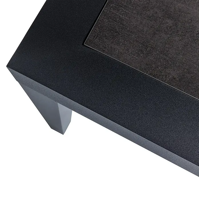 Mesa de jardín Mistral - L x An x Al: 192 x 102 x 74 cm, Aluminio/Cerámica, Antracita - Primer plano de una mesa de centro moderna con superficie negra y acento gris, ideal para espacios de estar elegantes.