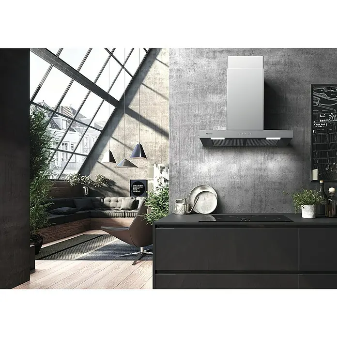Mepamsa Campana decorativa Stilo Neo - Ancho: 60 cm, Máx. Potencia del ventilador en modo extracción: 610 m³/h, Acero inoxidable - Cocina moderna con campana extractora de acero inoxidable sobre una placa de cocción negra, integrada perfectamente con una elegante zona de estar.
