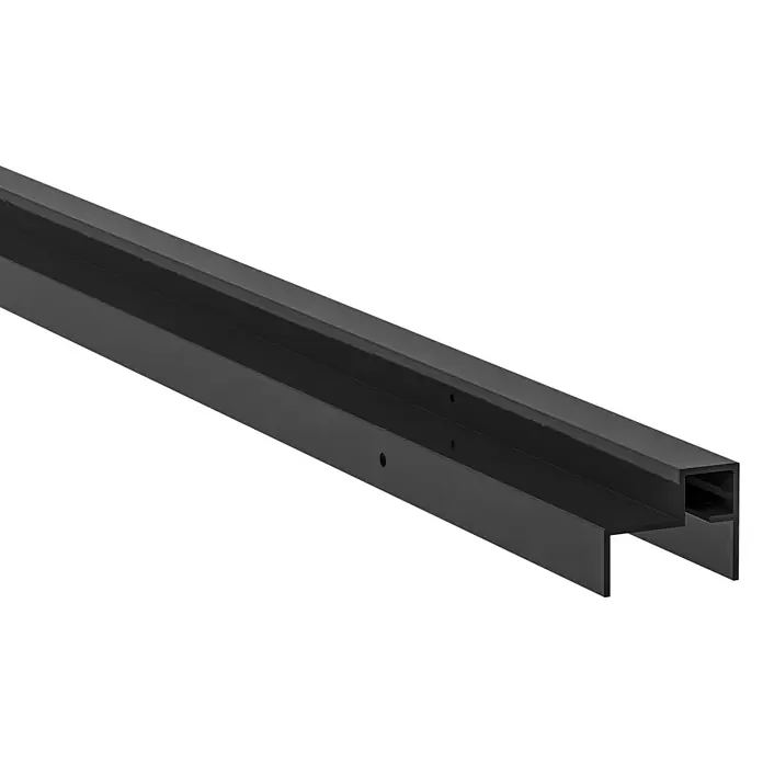 LyghtUp Zaun-Adapterprofil - Länge: 173,3 cm, Anthrazit, Passend für: Holzzäune mit 40 mm Stärke - Das Bild zeigt ein Profilsystem, ideal für Installationen. Das schwarze Finish sorgt für eine elegante und moderne Optik in jedem Raum.