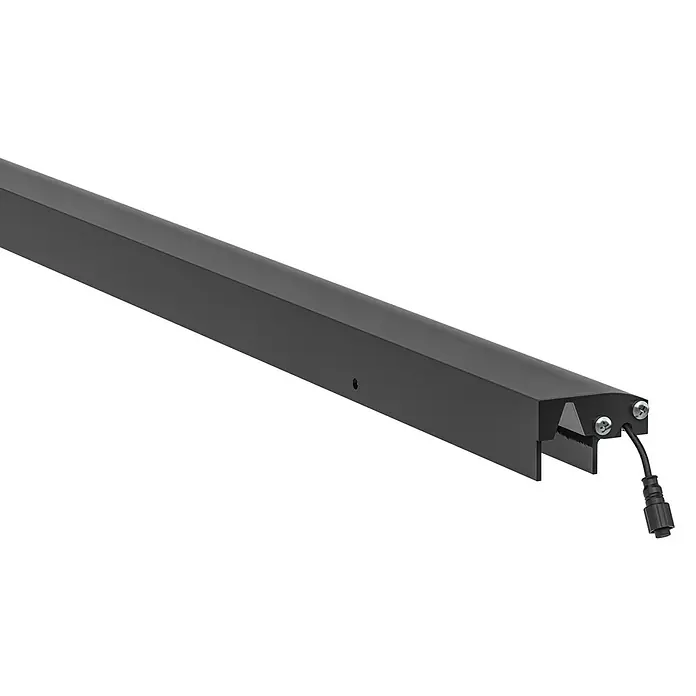 LyghtUp Zaunbeleuchtung - Länge: 173,3 cm, Anthrazit, Passend für: WPC- und Aluminium-Steckzäune - Eine lange, schlanke, schwarze LED-Leuchte mit einem Kabel an einem Ende vor einem schwarzen Hintergrund.