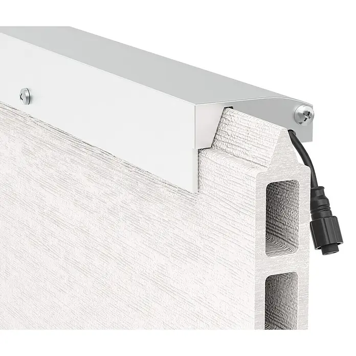 LyghtUp Zaunbeleuchtung - Länge: 173,3 cm, Silber, Passend für: WPC- und Aluminium-Steckzäune - Nahaufnahme einer weißen Fassadenleuchte mit silberfarbenem Gehäuse und Kabelanschluss.