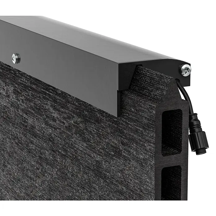 LyghtUp Zaunbeleuchtung - Länge: 173,3 cm, Anthrazit, Passend für: WPC- und Aluminium-Steckzäune - Nahaufnahme einer schwarzen Schallschutzplatte mit grauer Metallabdeckung und schwarzem Kabel. Ideal zur Schallabsorption.