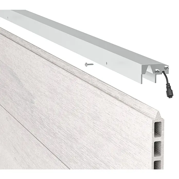 LyghtUp Zaunbeleuchtung - Länge: 173,3 cm, Silber, Passend für: WPC- und Aluminium-Steckzäune - Nahaufnahme einer Terrassendiele mit LED-Beleuchtungssystem, das für eine stimmungsvolle Atmosphäre im Außenbereich sorgt.