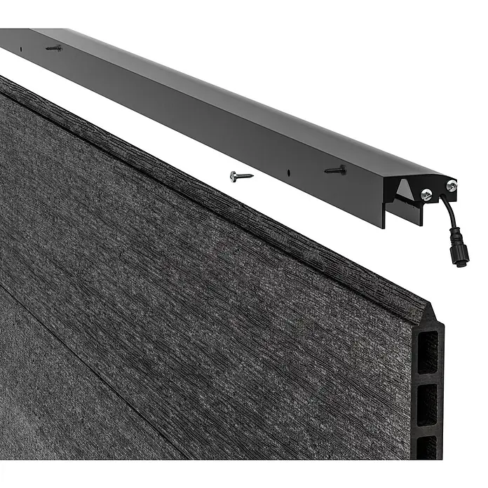 LyghtUp Zaunbeleuchtung - Länge: 173,3 cm, Anthrazit, Passend für: WPC- und Aluminium-Steckzäune - Detailaufnahme einer modernen Terrassenverkleidung mit integrierter LED-Beleuchtung und schwarzem Montageprofil.
