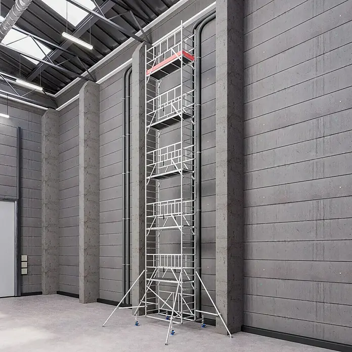 Krause ProTec XS Klappgerüst - Arbeitshöhe: 11,8 m, Belastbarkeit Plattform: 240 kg - Ein detailreiches Bild eines hohen, silbernen Baugerüsts in einem industriellen Innenraum, das seine robuste Bauweise und Funktionalität hervorhebt.