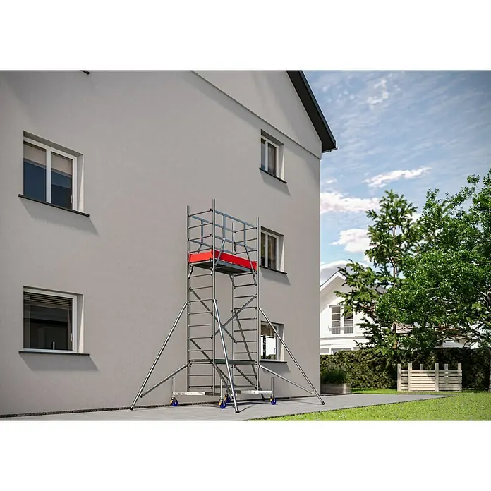Krause ClimTec Aufstockelement 1. Aufstockung - Arbeitshöhe: 5 m - Ein robustes, fahrbares Baugerüst aus Aluminium steht an einer Hauswand, ideal für Renovierungs- und Wartungsarbeiten im Außenbereich.