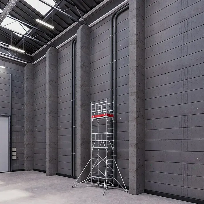 Krause ClimTec Aufstockelement 2. Aufstockung - Arbeitshöhe: 7 m - Silbernes Gerüst mit roter Plattform in einem großen, grauen Lagerhaus. Für Bau- und Reparaturarbeiten.