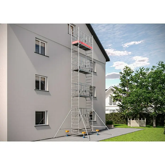 Krause ProTec Rollgerüst - Arbeitshöhe: 9,3 m, Belastbarkeit Plattform: 240 kg - Bild einer hoch aufragenden Baugerüstkonstruktion an einer Hauswand für Bau- oder Reparaturarbeiten.
