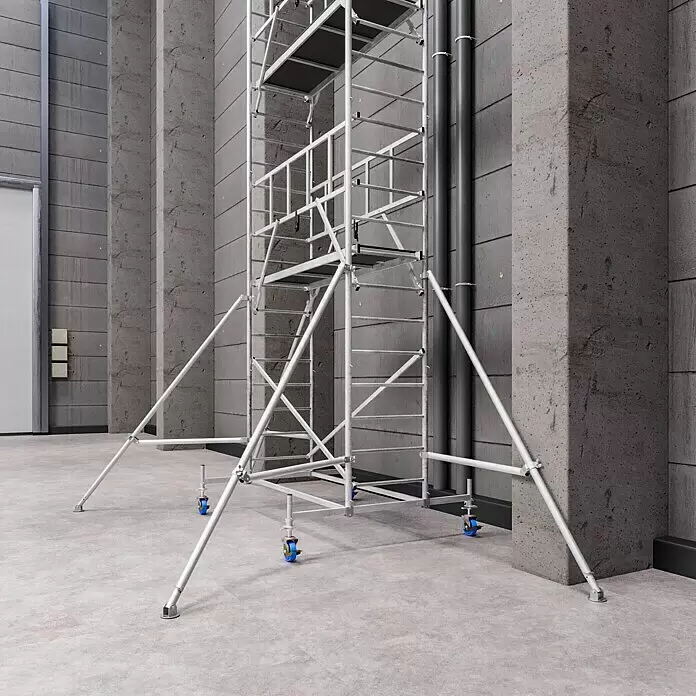 Krause ProTec Rollgerüst - Arbeitshöhe: 8,3 m, Belastbarkeit Plattform: 240 kg - Silbernes Fahrgerüst mit dunklen Plattformen und blauen Rollen, in einem industriellen Betonraum.